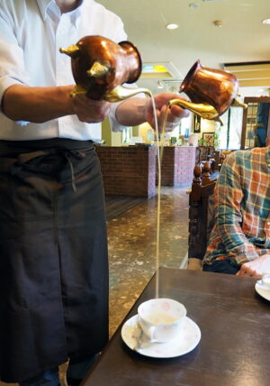 レトロカフェ異人館・カフェオーレを注ぐ